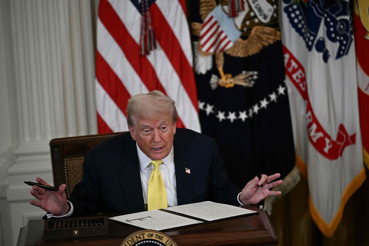 Trump apresenta dados econômicos alternativos após demissão de chefe de estatística