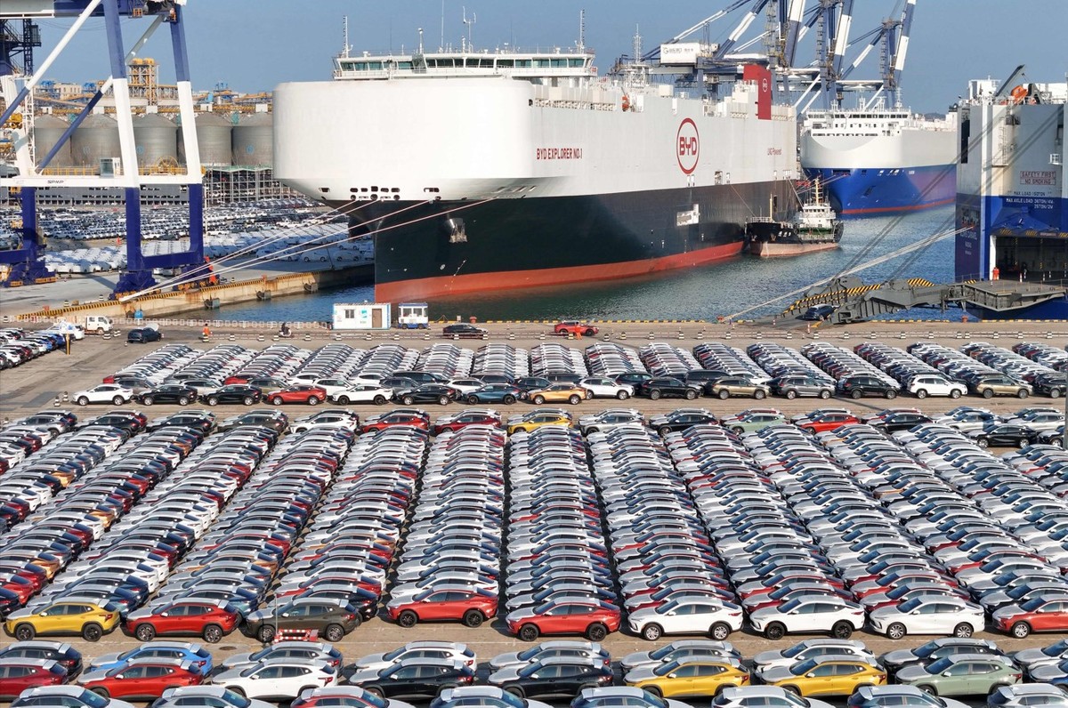 Carros elétricos da BYD em porto chinês: hoje a empresa exporta para o Brasil, mas vai iniciar a produção na Bahia em 2025 (Foto: AFP)