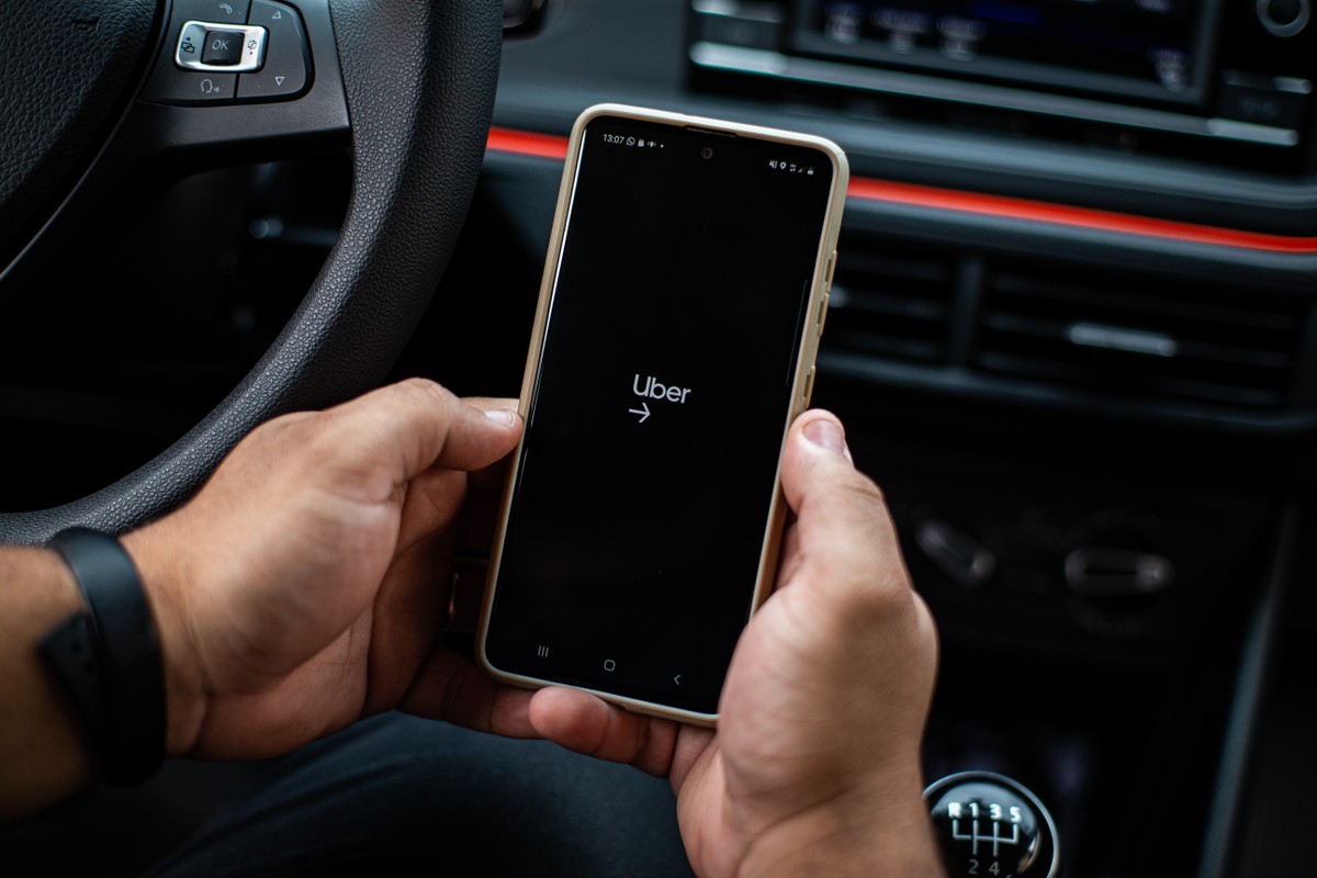 Uber se pronuncia após motorista ser acusado de ato obsceno durante corrida