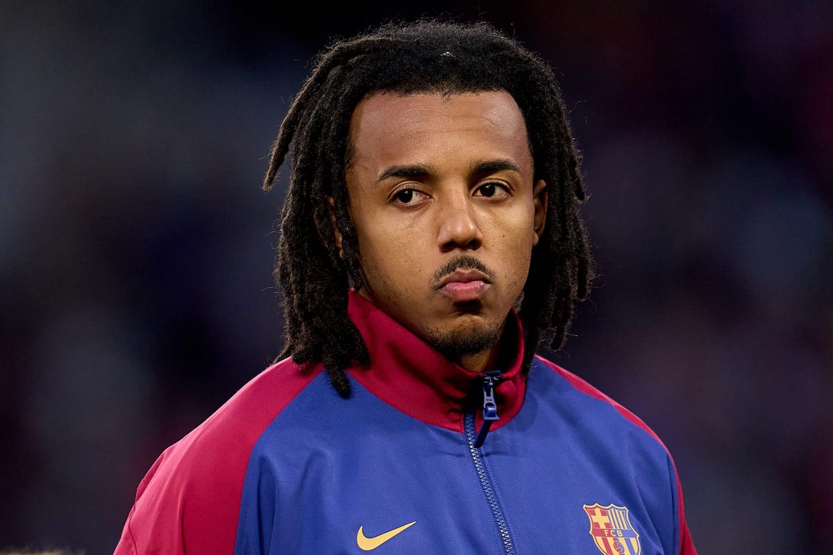 Jules Kounde renova contrato com o Barcelona até 2030