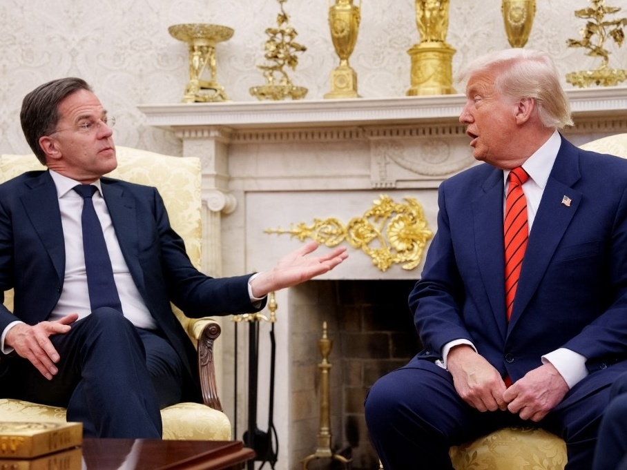 Trump promete armas à Ucrânia e impõe tarifa de 100% sobre produtos russos