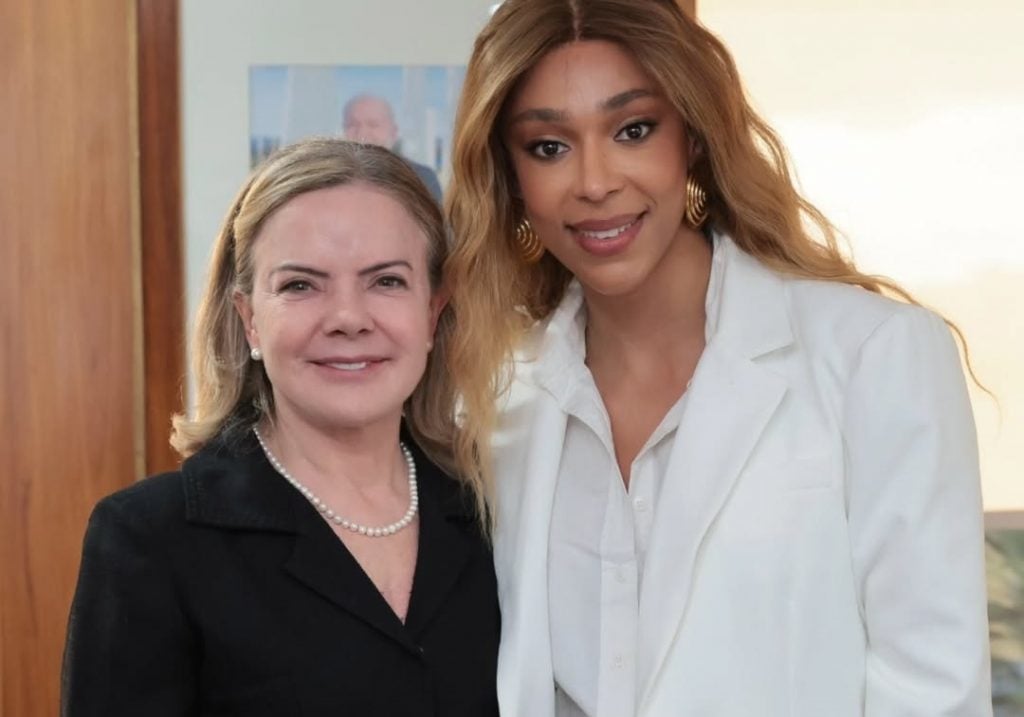 A ministra da Secretaria de Relações Institucionais, Gleisi Hoffmann, e a deputada federal Erika Hilton (PSOL-SP), autora da PEC que prevê o fim da escala 6x1. (Foto: Reprodução/Redes Sociais)