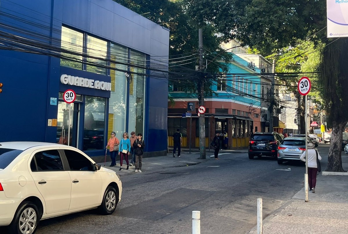 Botafogo instala placas de velocidade e estuda quebra-molas após atropelamento