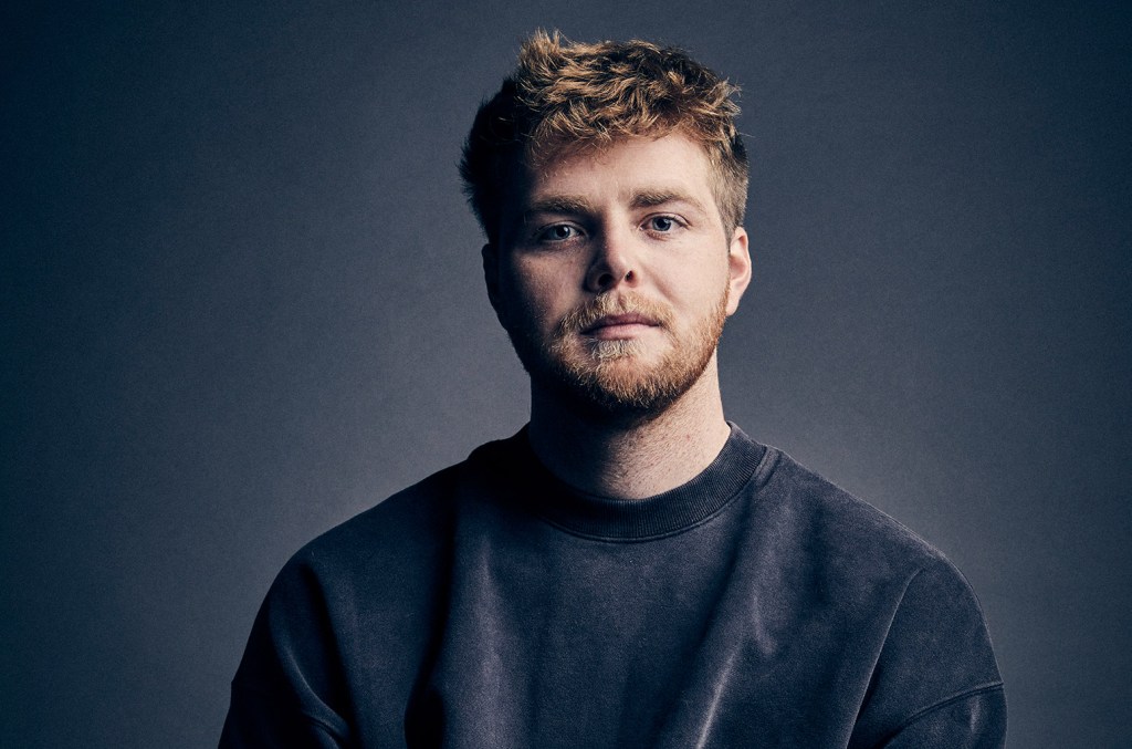 Alex Warren conquista o primeiro lugar na Billboard Hot 100 com "Ordinary"