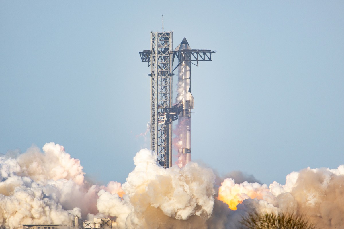 Elon Musk fala com funcionários da SpaceX após o lançamento da Starship