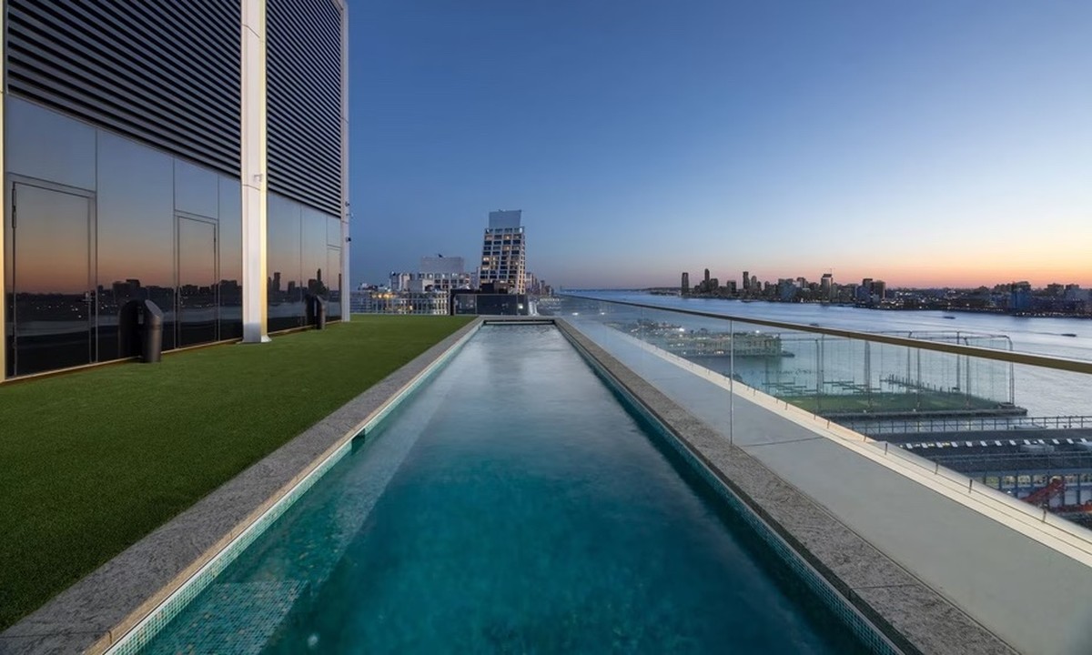 A maior piscina privativa de Nova York fica em um apartamento que vale R$ 421 milhões (Foto: Compass/Realtor.com/Reprodução)
