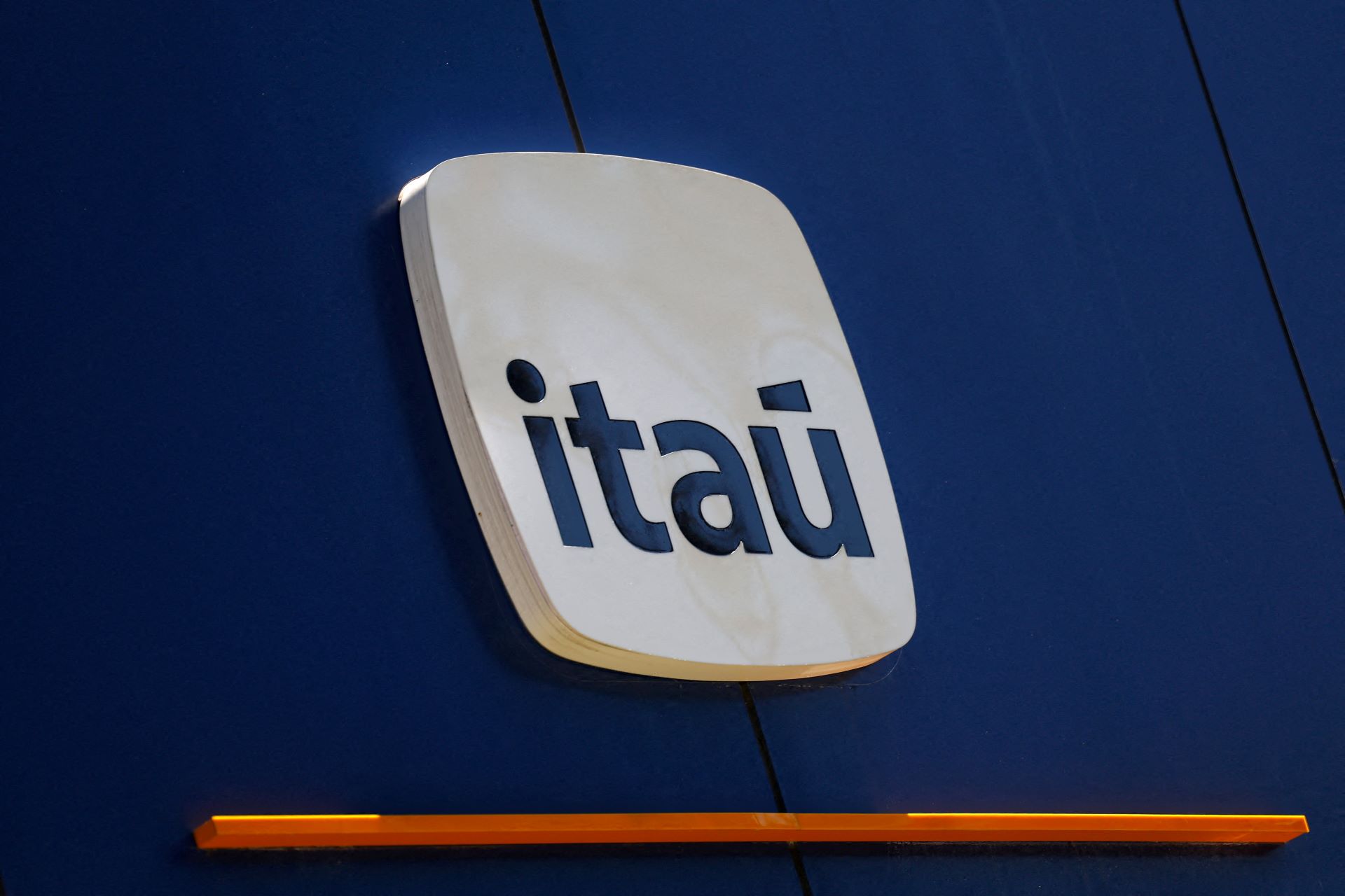 UBS BB reclassifica Itaú para neutro e ITUB4 registra maior queda entre os bancos