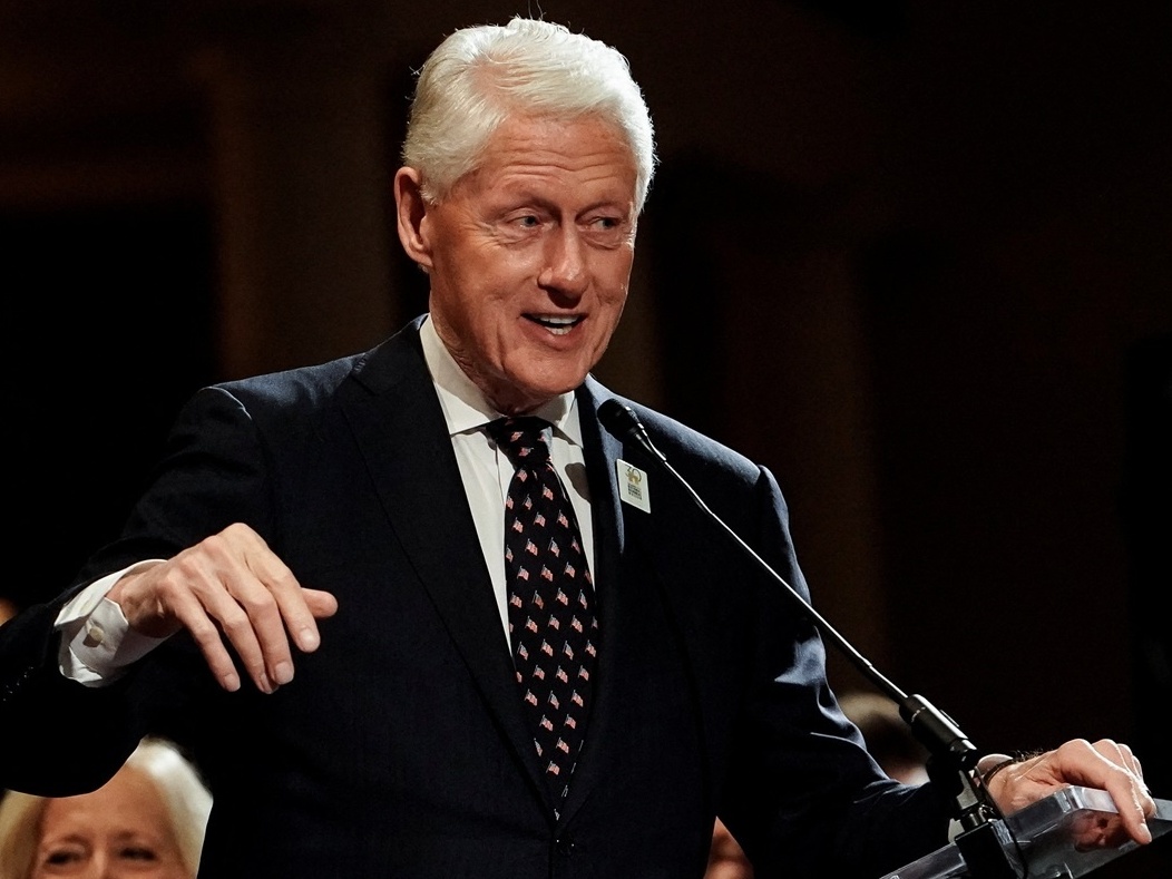 Livro de aniversário de Epstein revela cartas de Trump e Clinton, aponta jornal