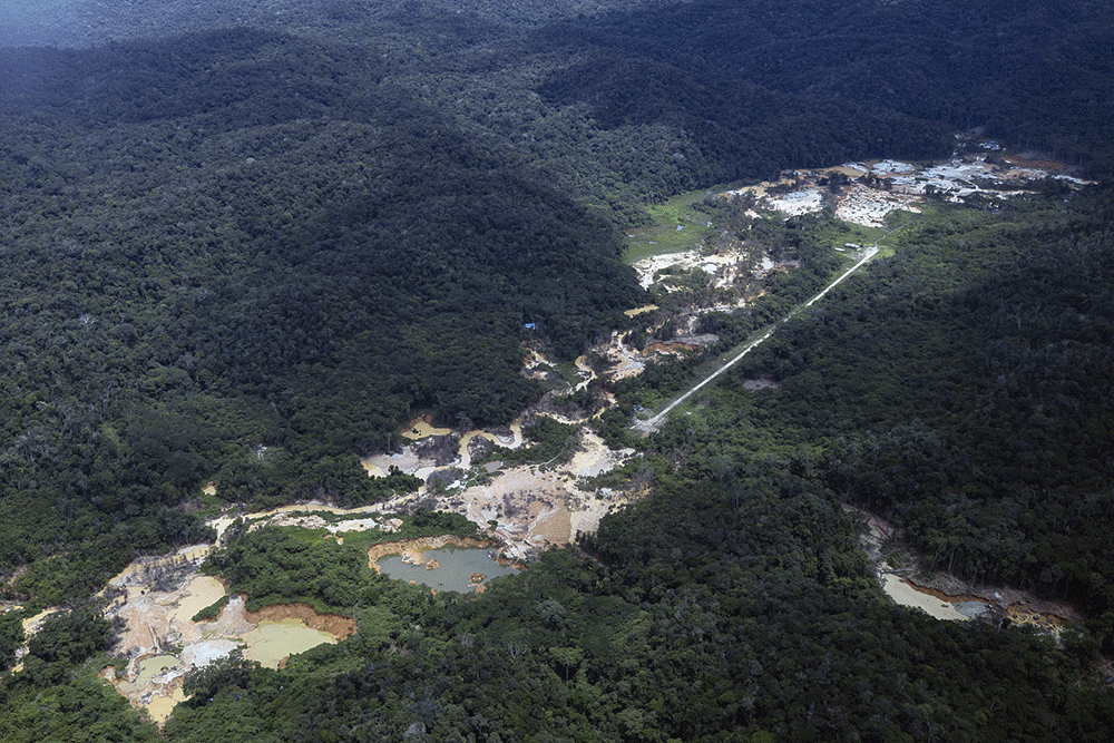 Tragédia. Recentemente, o povo Yanomami enfrentou uma crise humanitária, agravada pela atuação de mais de 20 mil garimpeiros que invadiram suas terras. (Foto: Karina Zambrana/MS/OPAS-OMS e Bruno Kelly/Amazônia Real)