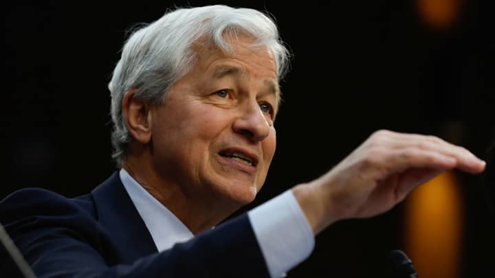 Jamie Dimon, CEO e presidente do JPMorgan Chase, gesticula enquanto fala durante a audiência de supervisão do Comitê de Bancos, Habitação e Assuntos Urbanos do Senado dos Estados Unidos sobre as empresas de Wall Street, no Capitólio em Washington, D.C. (Foto: Evelyn Hockstein | Reuters)