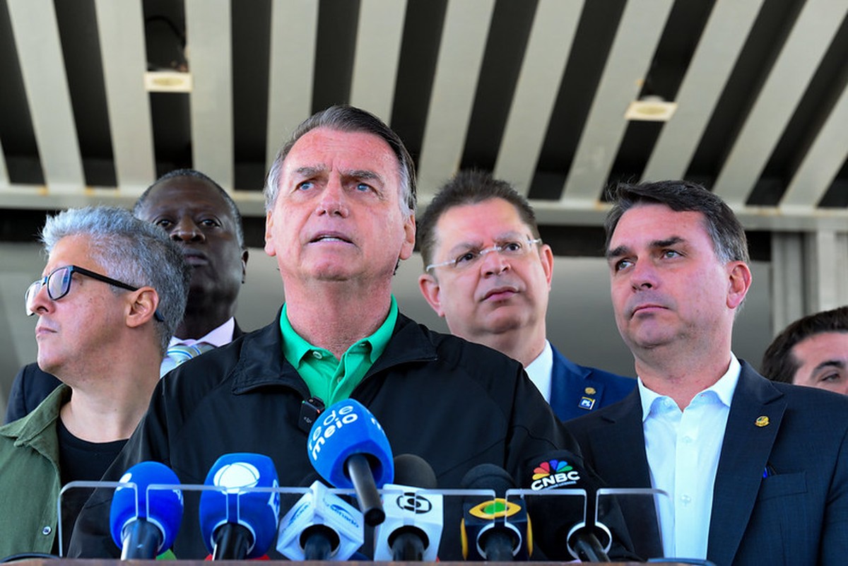 Bolsonaro afirma que dinheiro apreendido foi declarado e nega fuga do Brasil