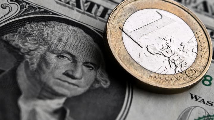 Acordo comercial entre UE e EUA pressiona força do euro, mas analistas veem recuperação