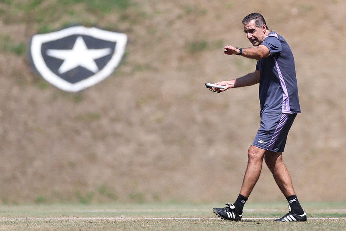 Renato Paiva comanda treino no Botafogo (Foto: Vitor Silva)