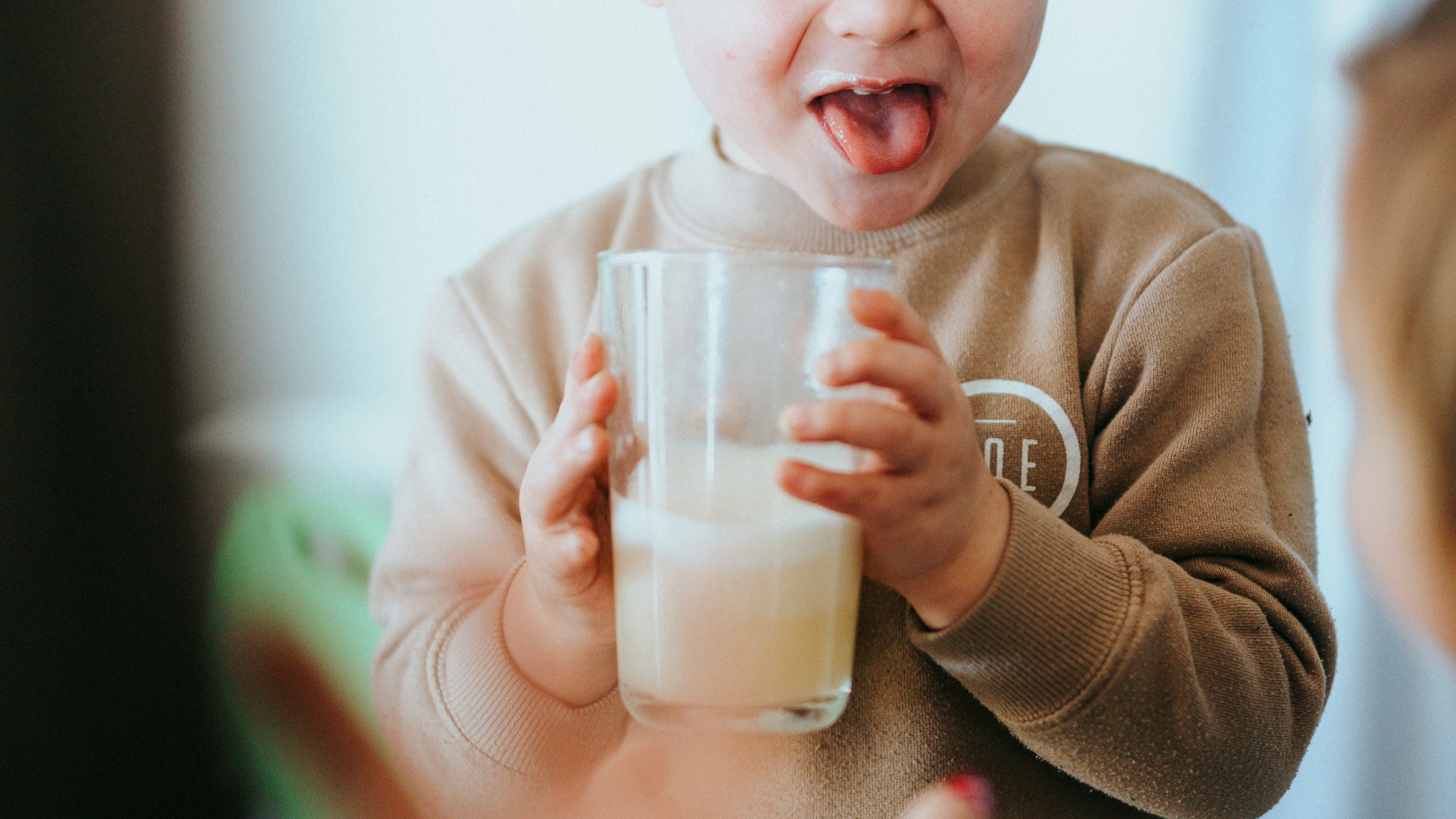 Crianças podem consumir whey protein? Nutricionista esclarece quando é seguro