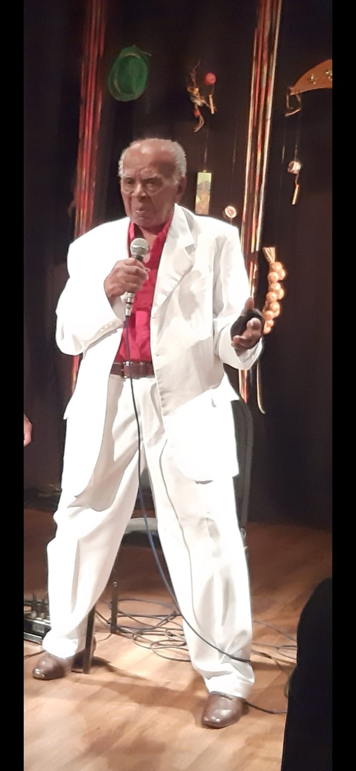 Cantor Zé Tobias, de 98 anos, recebe tributo no Theatro Municipal de Niterói (Foto: Divulgação)