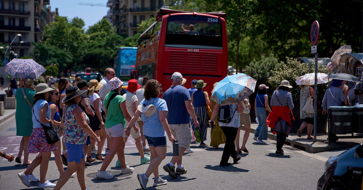 Turistas lotam Paris, Barcelona e Veneza, e movimento continua intenso
