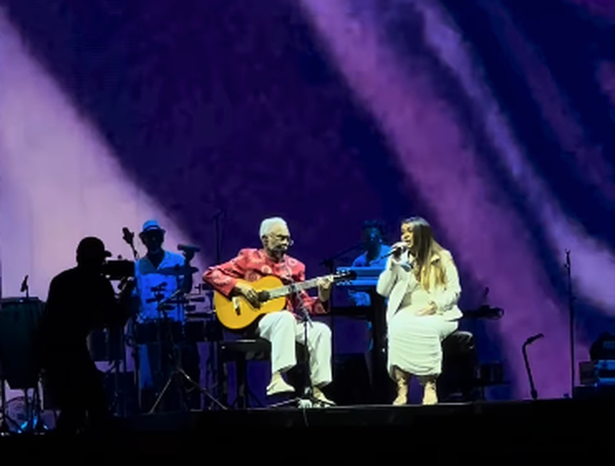 Preta Gil canta com o pai, Gilberto Gil, em show em São Paulo (Foto: Reprodução de vídeo)