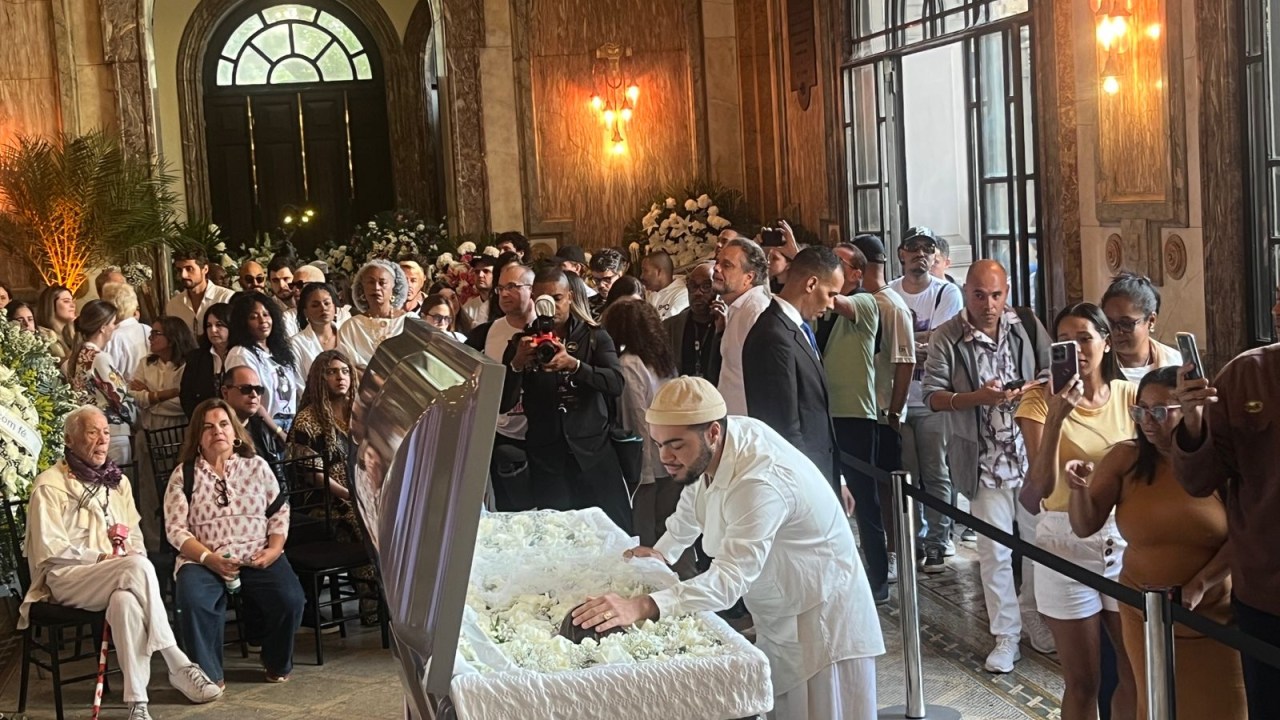 Francisco Gil se despede emocionado da mãe, Preta Gil, em velório no Rio