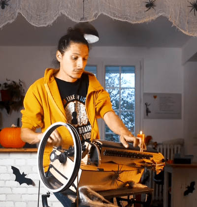 Músico inova ao tocar instrumento medieval de maneira surpreendente
