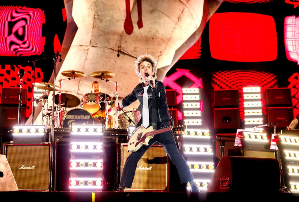 Billie Joe Armstrong protesta contra Donald Trump em show na Bélgica