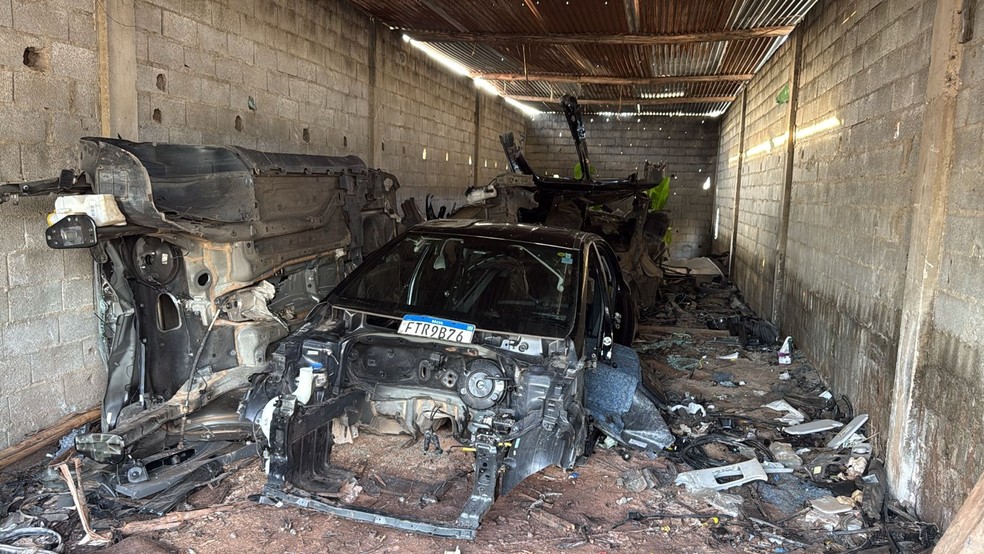 Carros desmontados em desmanche falso descoberto em Cidade Tiradentes, Zona Leste de SP. (Foto: Divulgação/SSP)
