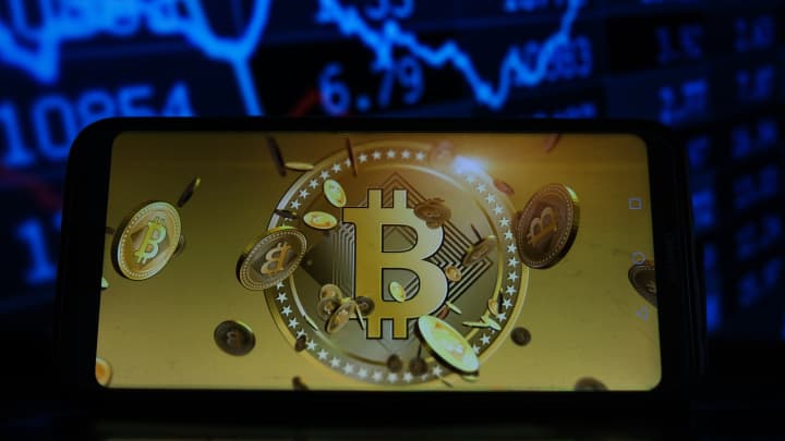 Bitcoin atinge novo recorde histórico e supera US$ 118 mil com investimentos em ETFs