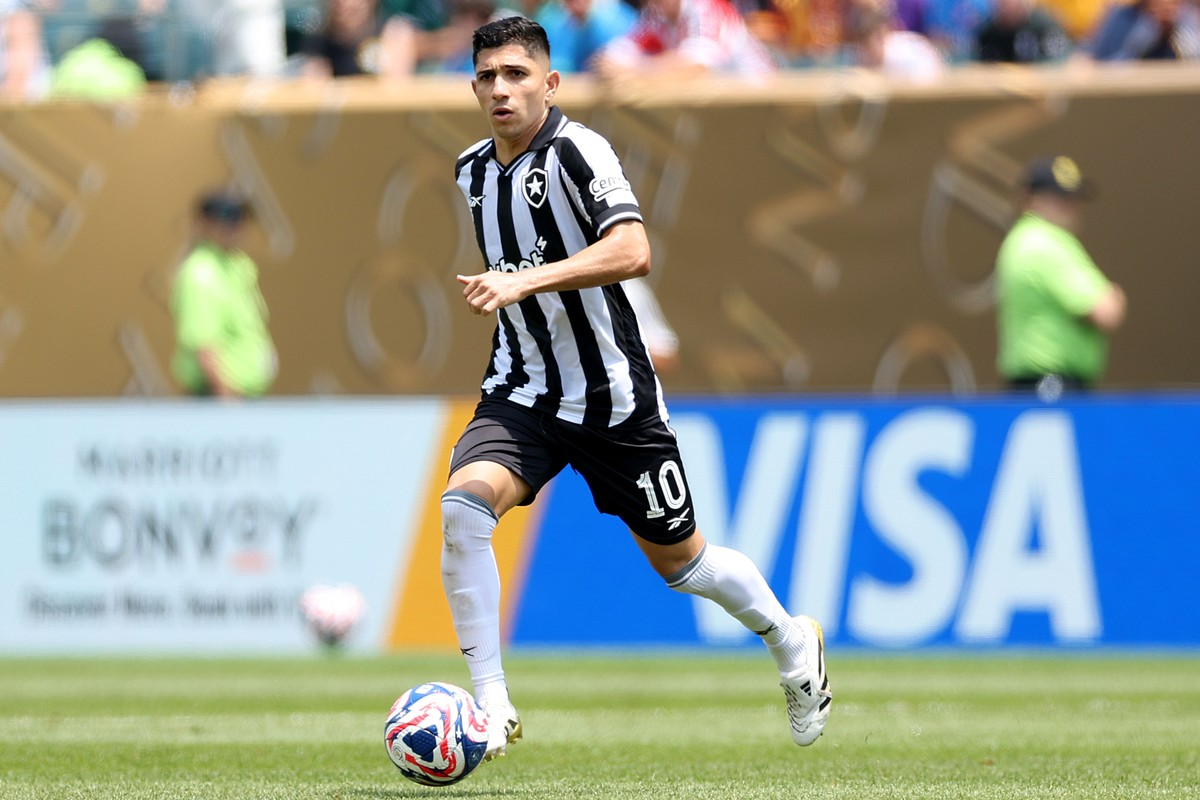 Savarino apresenta melhores números como meia no Botafogo após críticas no Mundial