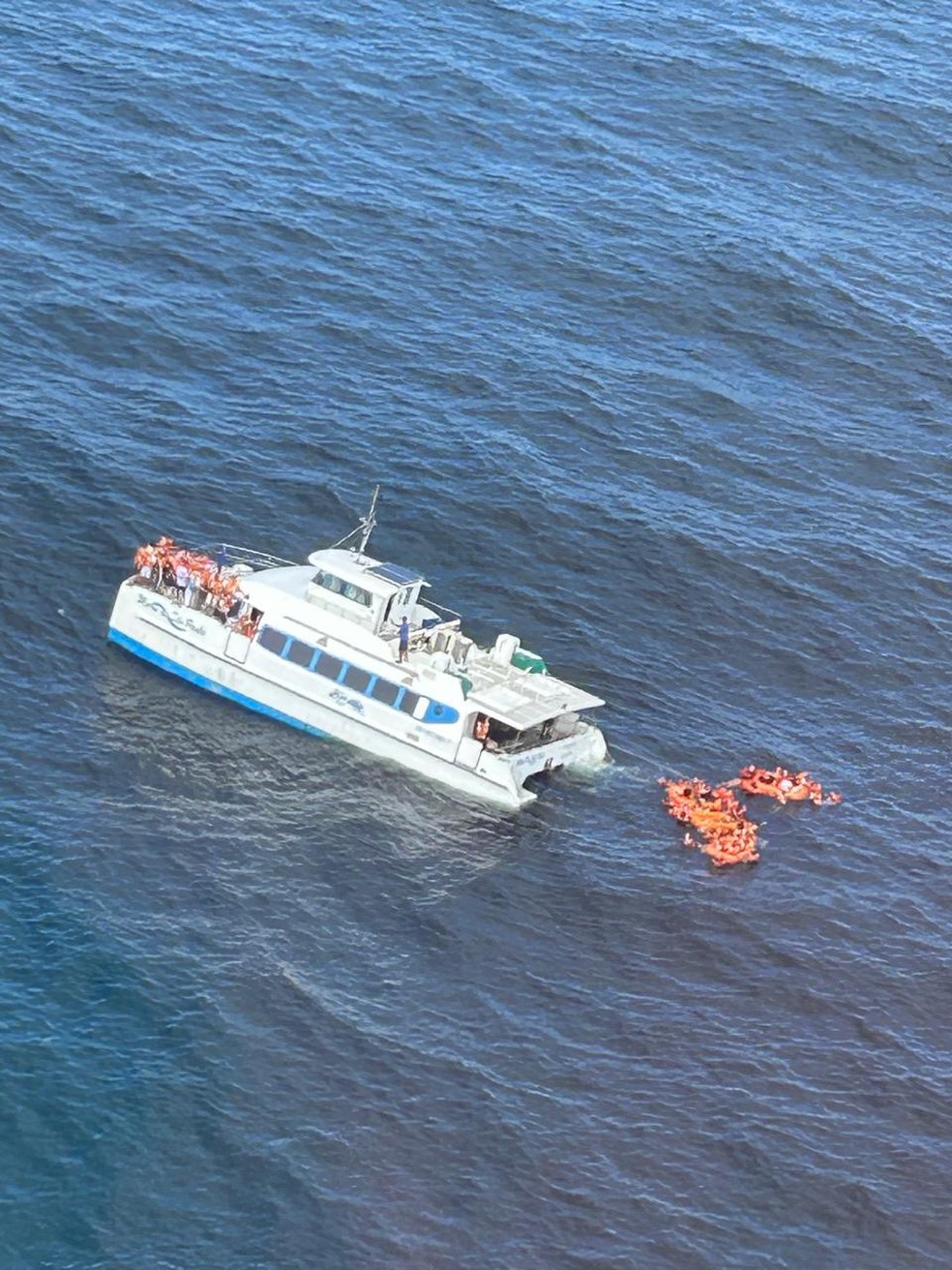 Embarcações colidem e uma delas fica à deriva nas águas da Bahia