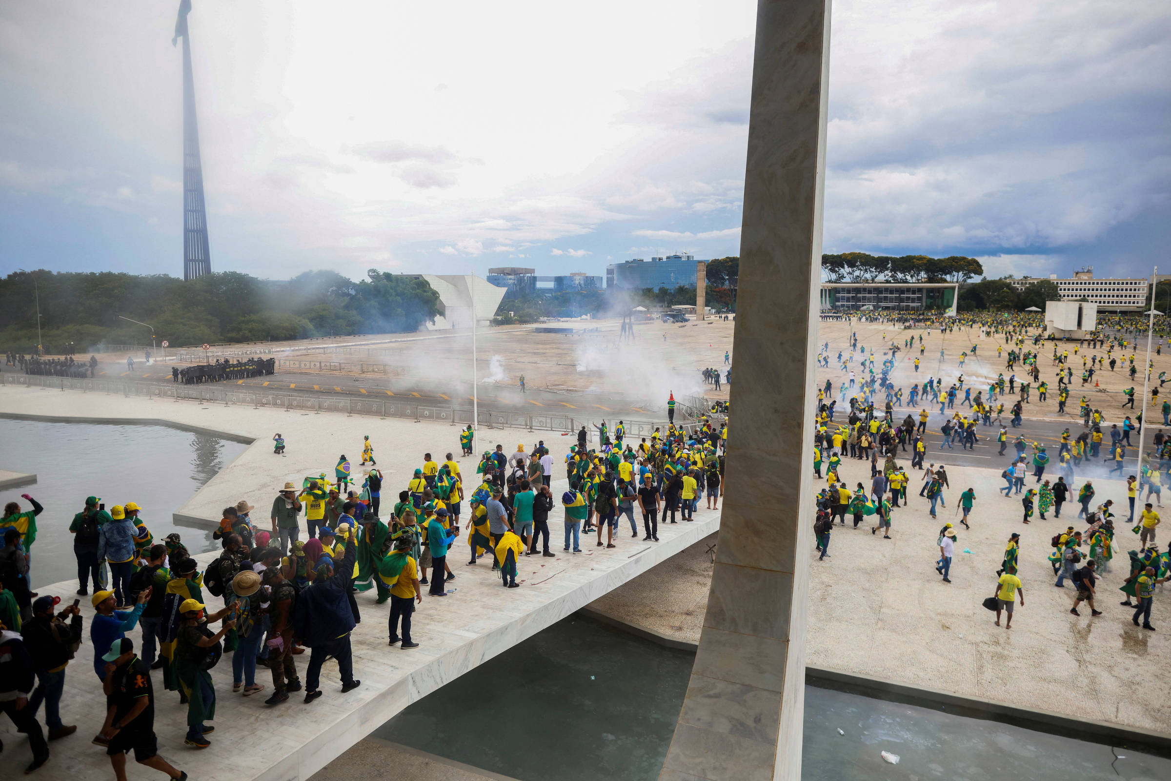 Bolsonaristas invadem e depredam o Palácio do Planalto e o Supremo Tribunal Federal em Brasília (Foto: Adriano Machado - 8.jan.23/Reuters)