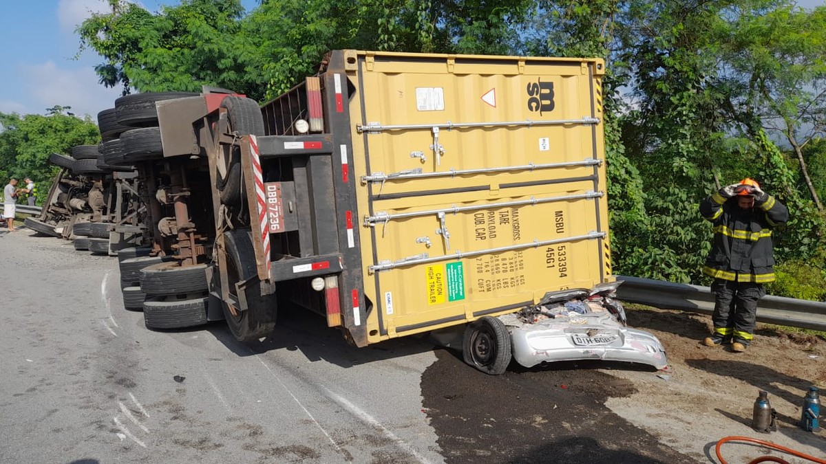 Caminhão tombou sobre carro em rodovia e as três pessoas que estavam no veículo morreram (Foto: Corpo de Bombeiros do estado de São Paulo/Divulgação)