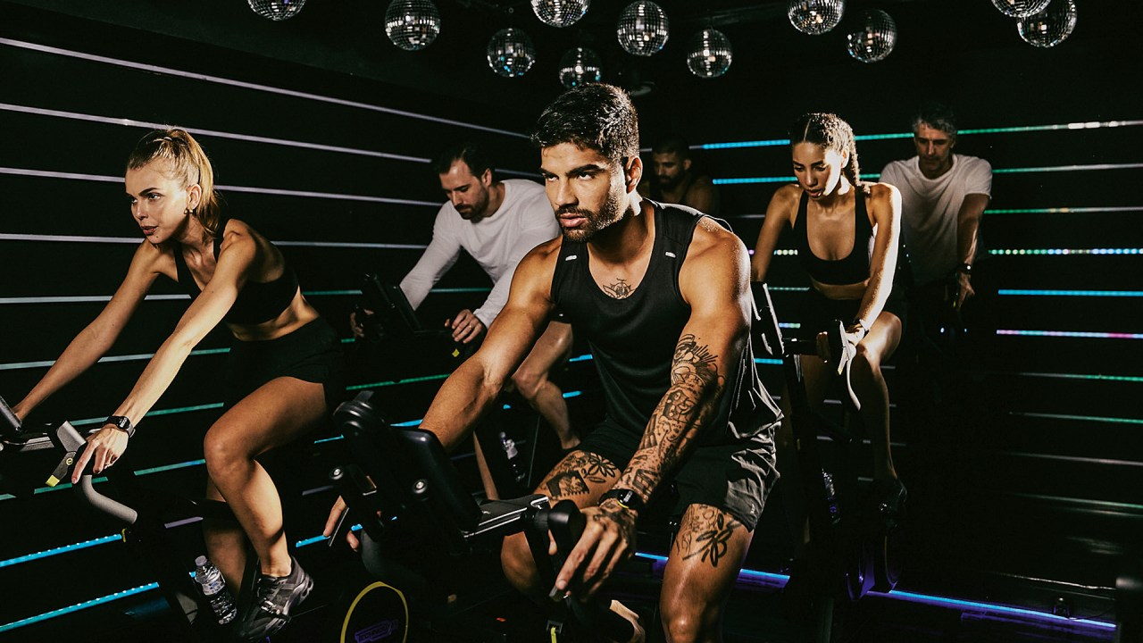 Sessão de bike na Les Cinq Gym: uma das pioneiras da malhação com sofisticação. (Foto: Divulgação)