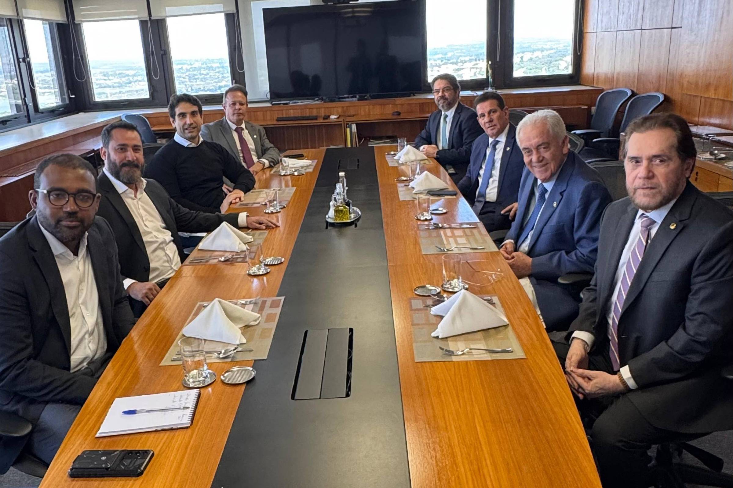 Reunião do presidente do Banco Central, Gabriel Galípolo, com senadores e diretores sobre a PEC que dá autonomia financeira à instituição (Foto: Divulgação)