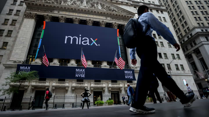 Ações em destaque no meio do dia: Miami International, Paramount Skydance e mais