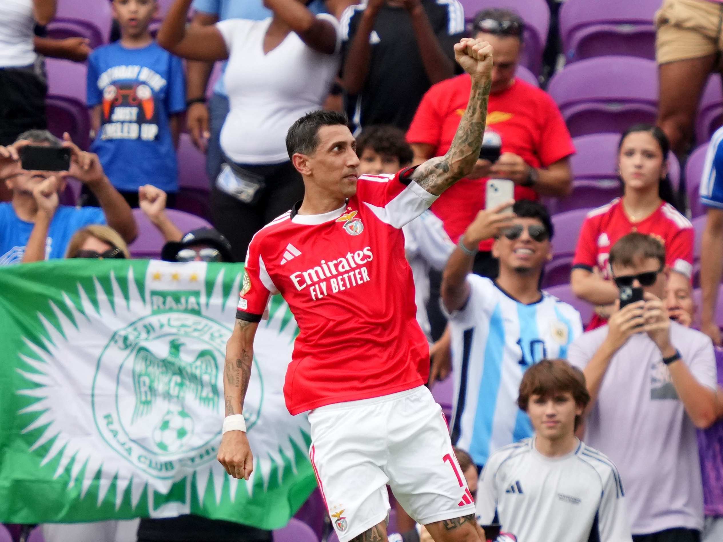 Benfica vence Auckland City e se destaca em partida cheia de emoções e gols