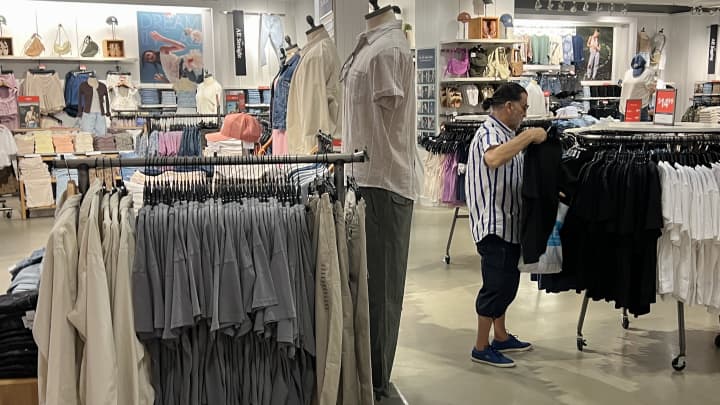 Um cliente faz compras em uma loja da American Eagle em 4 de abril de 2025, em Miami, Flórida. (Foto: Joe Raedle | Getty Images)