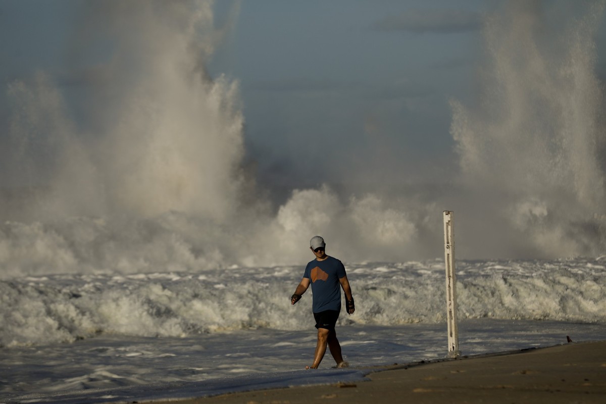 Ressaca provoca ondas de até 2,5 metros e afeta orla do Rio de Janeiro
