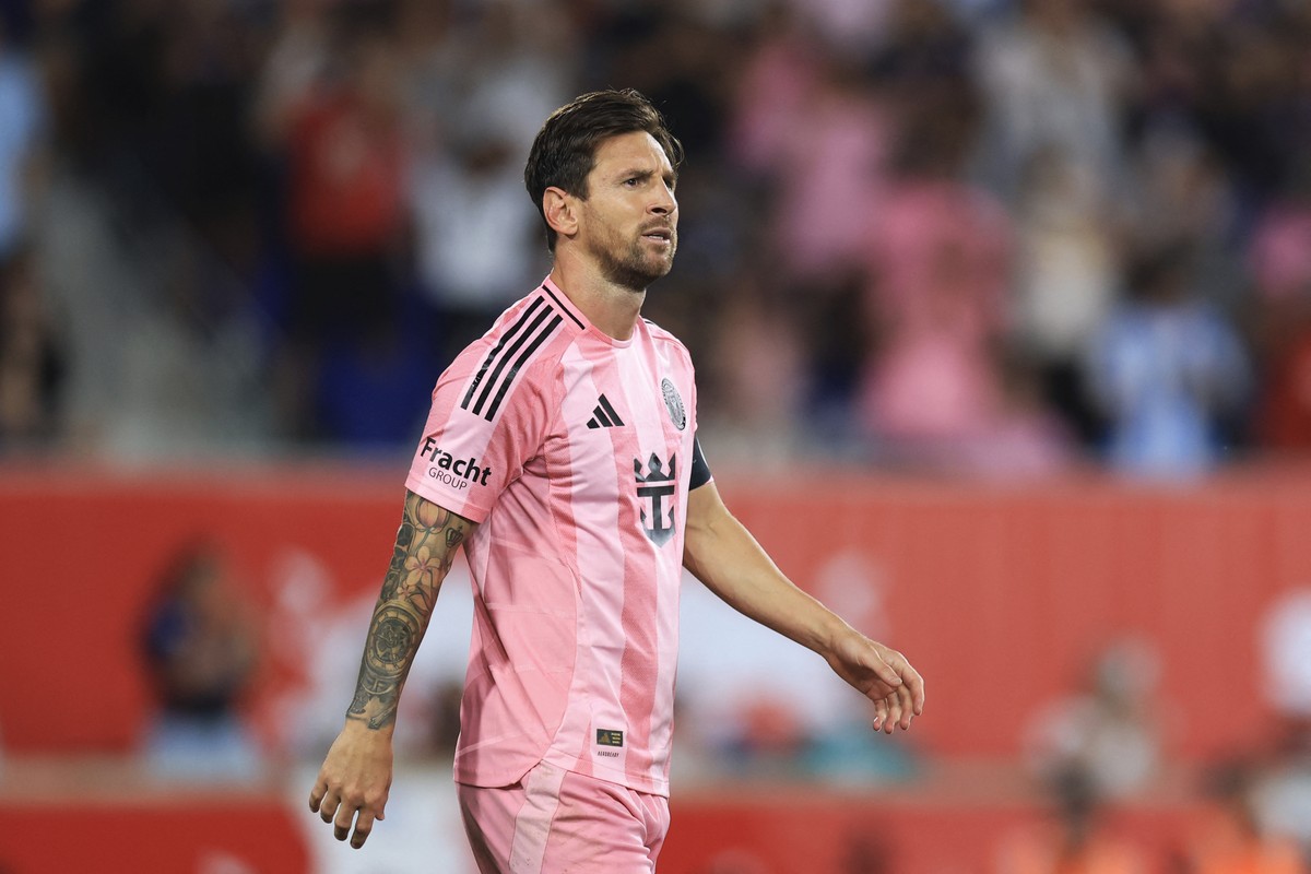 Messi supera Cristiano Ronaldo em nova estatística histórica no futebol