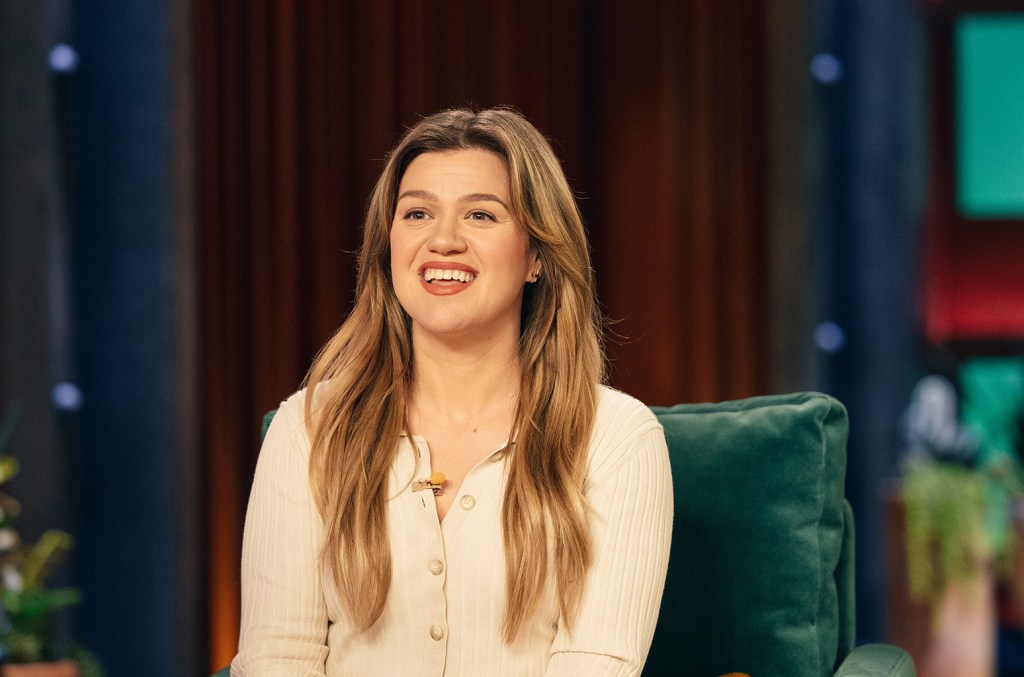 Kelly Clarkson disse aos fãs no show de sábado em Atlantic City que não se importa com o que o Recursos Humanos diz, ela quer ouvir os elogios sobre sua perda de peso. (Foto: Reprodução)