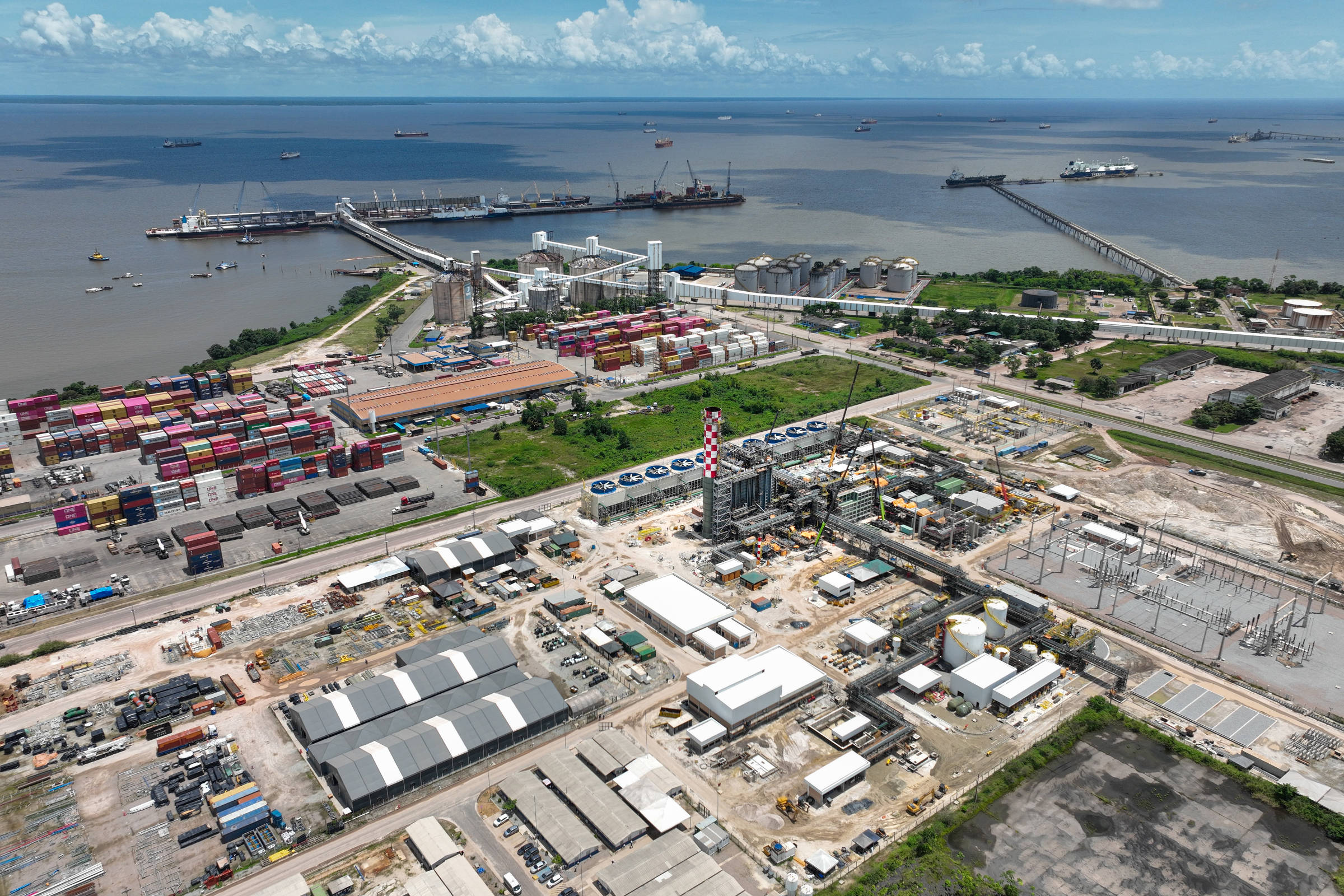 Vista aérea do porto de Vila do Conde, um dos principais polos logísticos da região Norte, responsável pelo escoamento de minérios, combustíveis e produtos industriais do Pará (Foto: Alessandro Falco/25.mar.25/Folhapress)