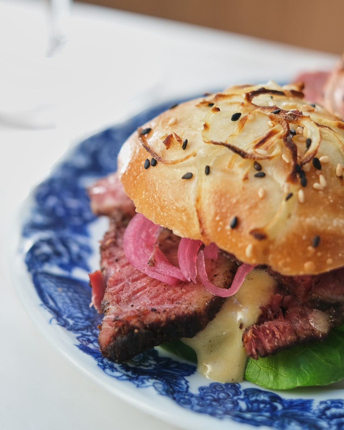 Pastrami no pão pretzel do Glória Bistrô. (Foto: Divulgação/Guga Lessa)