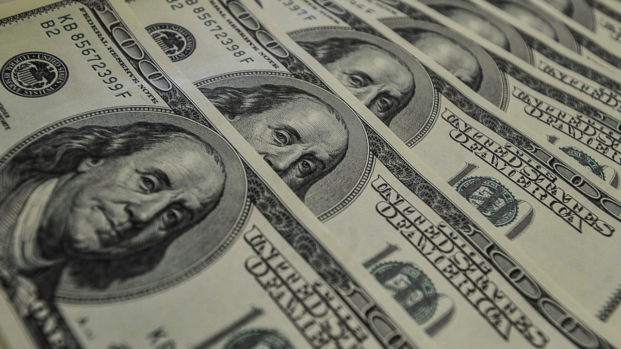 Ibovespa atinge novo recorde de 140 mil pontos e dólar cai para menor valor em um ano