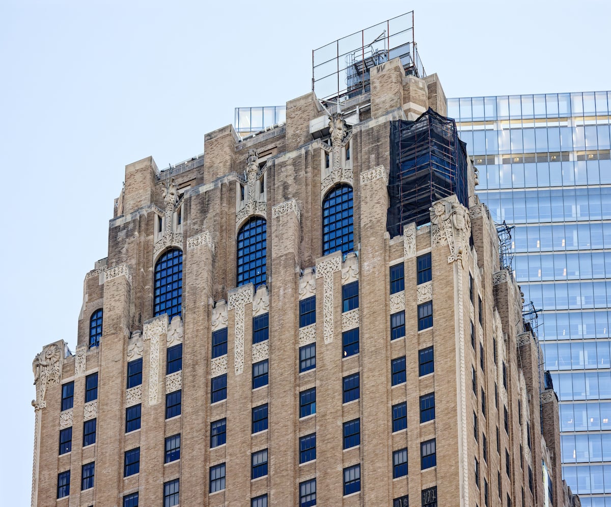 Os ventanais do dúplex se alargam até alcançar os seis metros de altura, o triplo que as janelas dos pisos padrão. (Foto: Alamy Stock Photo)