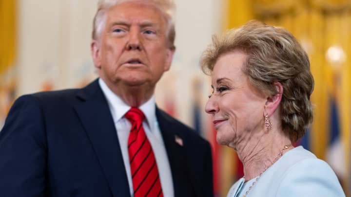 U.S. Secretary of Education Linda McMahon sorri durante o evento de assinatura de uma ordem executiva para fechar o Departamento de Educação ao lado do presidente dos Estados Unidos, Donald Trump, na Sala Leste da Casa Branca em Washington, D.C., em 20 de março de 2025. (Foto: Carlos Barria/Reuters)