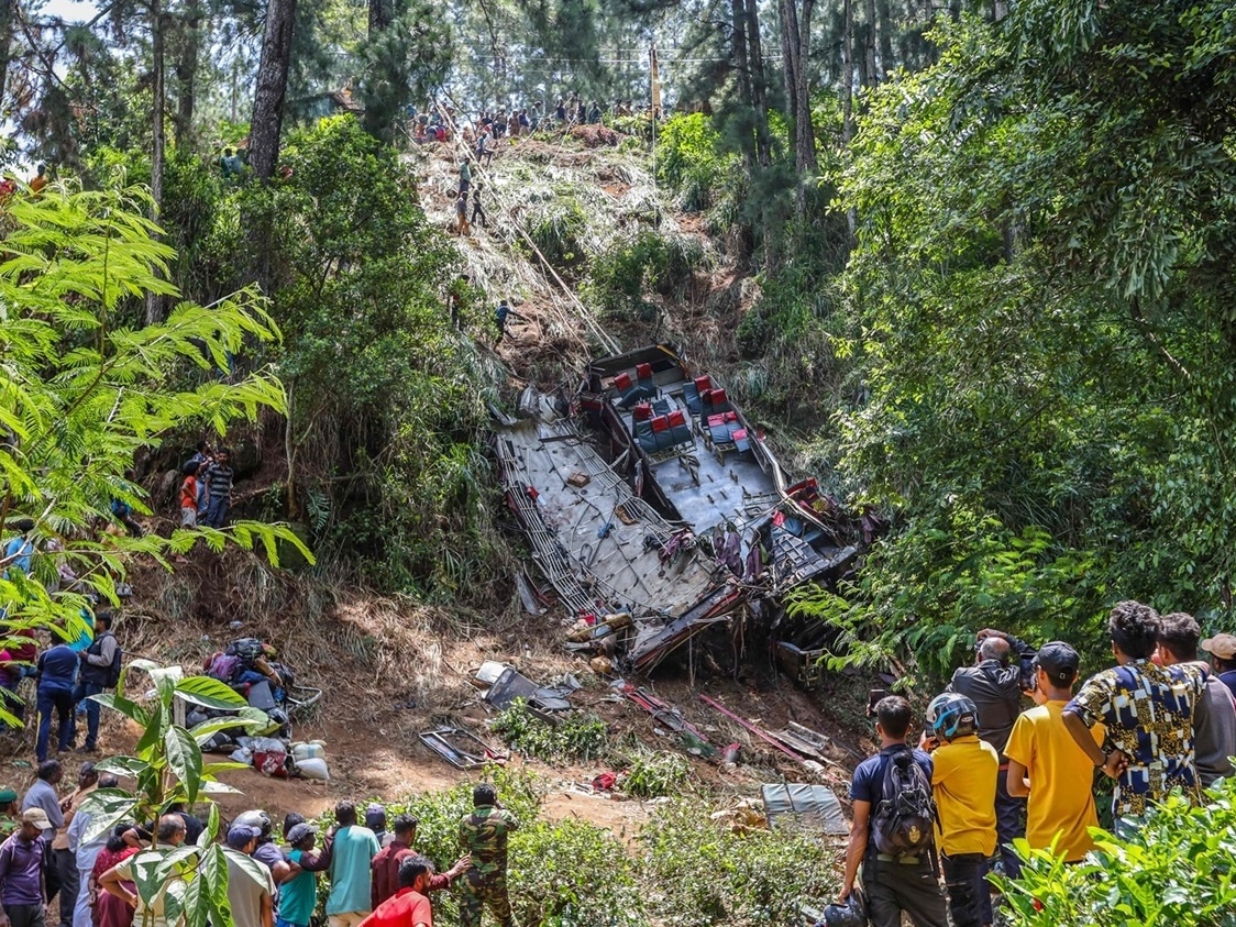 Ônibus que caiu de precipício no Sri Lanka estava cheio, segundo autoridades locais (Foto: AFP)