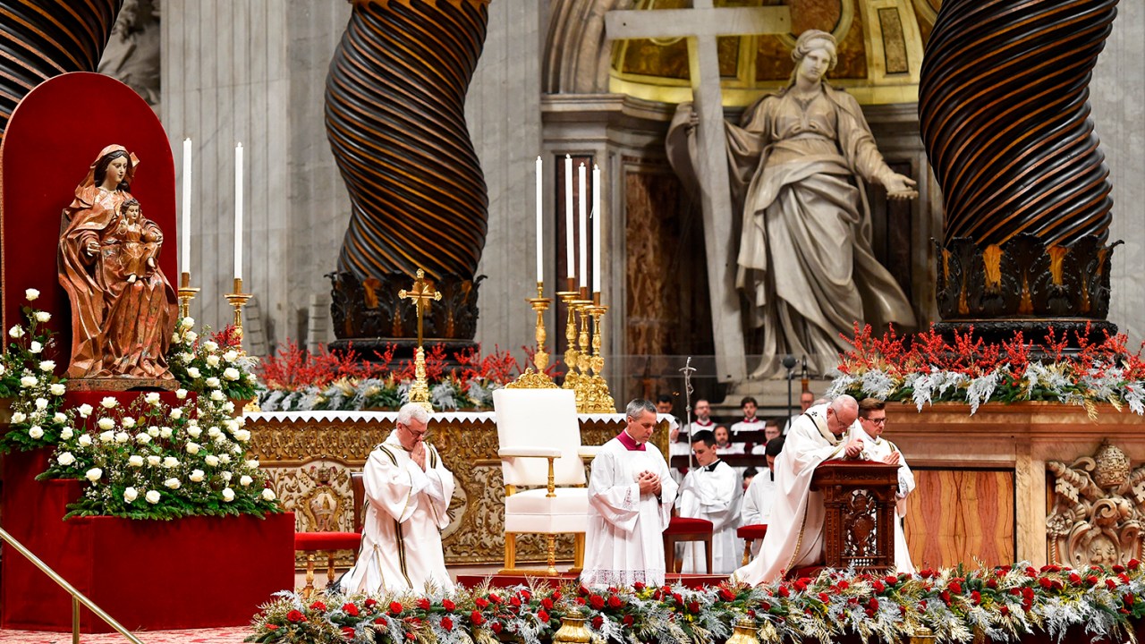 Papa Francisco celebra a tradicional Missa do Galo na Basílica de São Pedro, localizada no Vaticano - 24/12/2017 (Foto: Andreas Solaro/AFP)