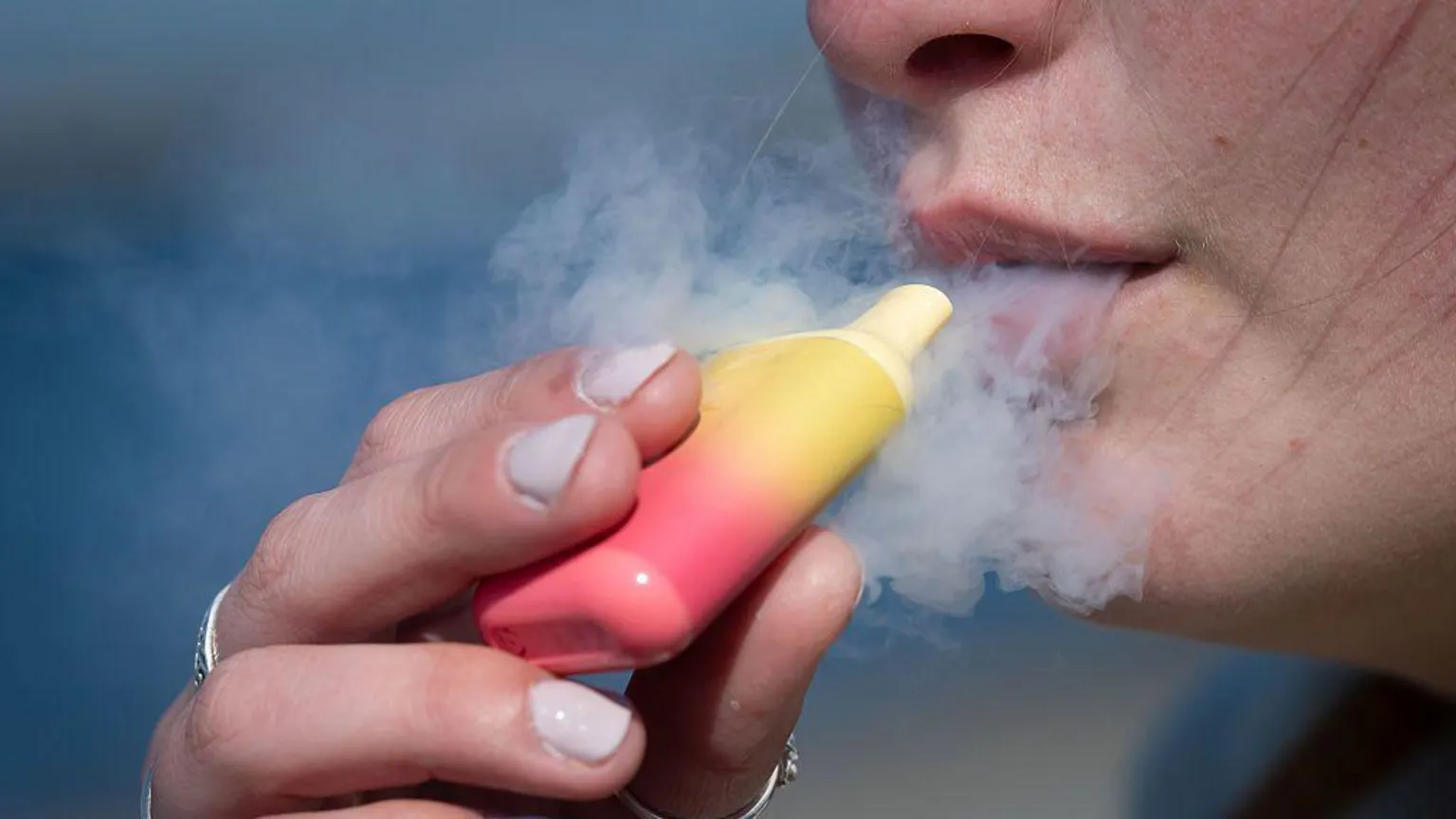 Menos crianças em idade escolar usam vape na Austrália após proibição, aponta estudo