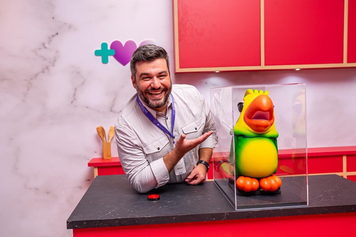 Público visita cenários de novelas e atende Big Fone no parque Globo Experience