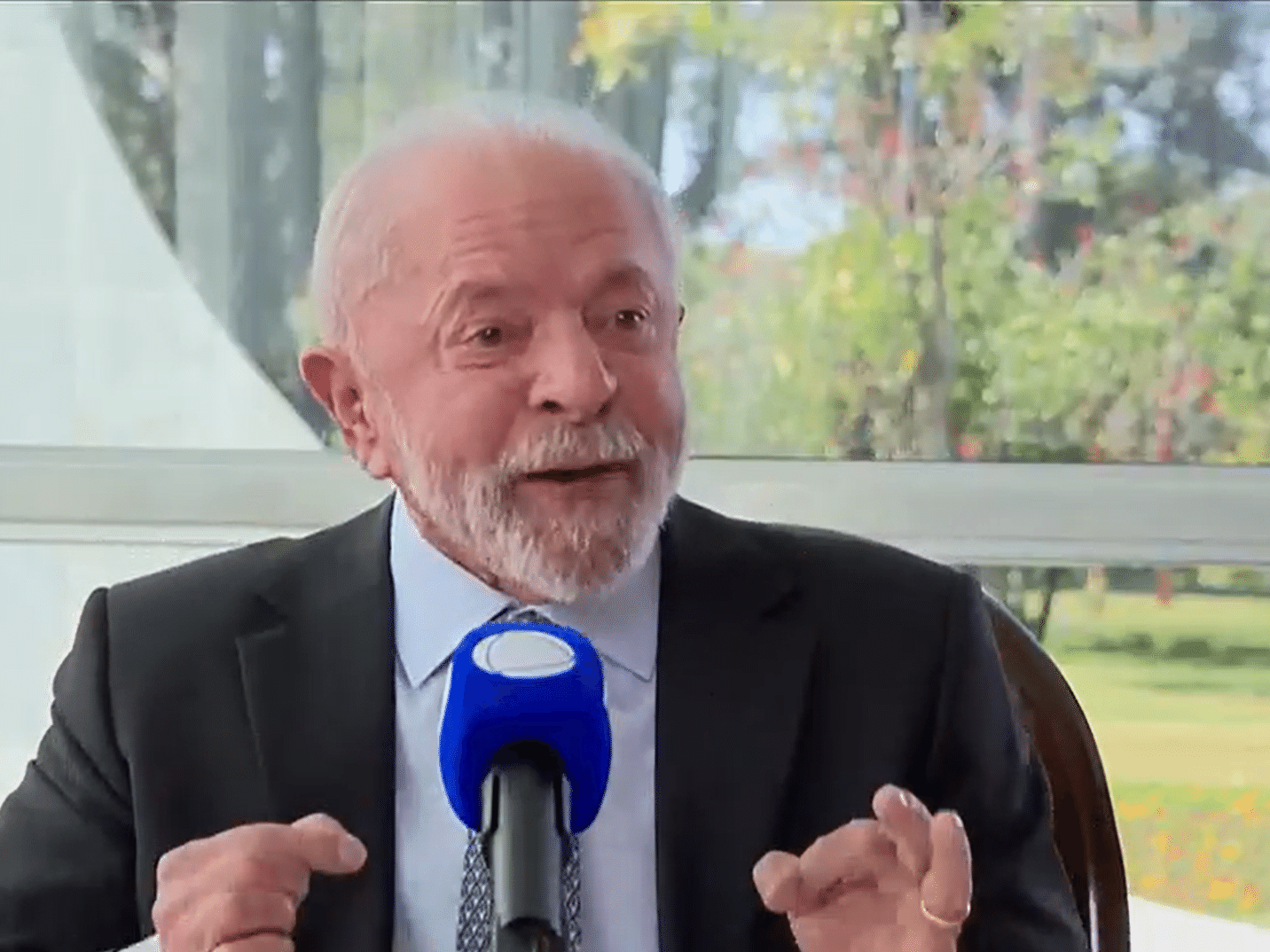 Lula critica Tarcísio por tarifas e menciona 'boné do Trump' em declaração contundente