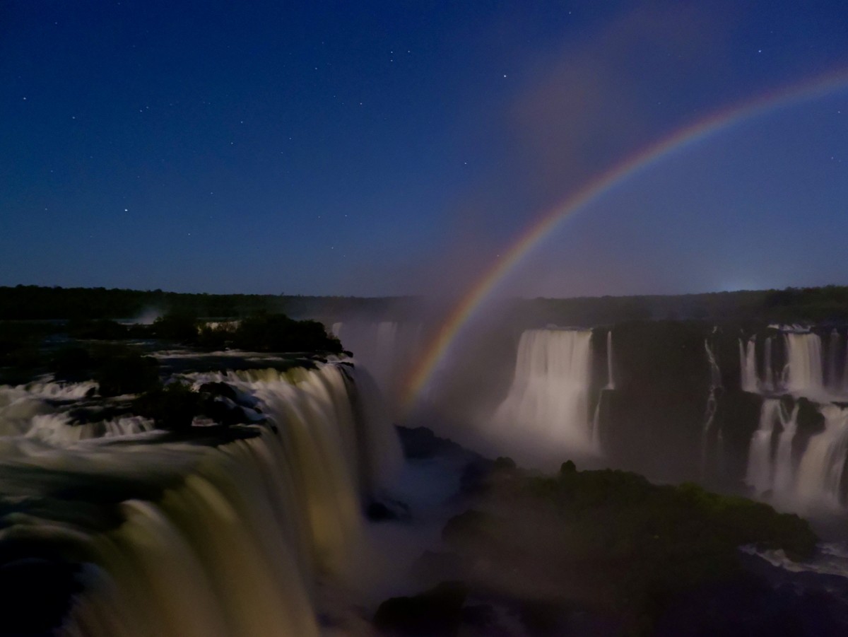 Cataratas do Iguaçu revelam arco-íris noturno iluminado pela luz da lua