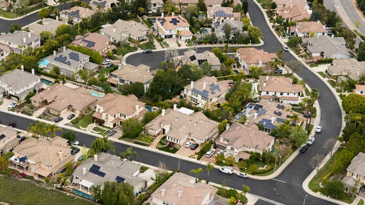 Mercado imobiliário deve enfrentar queda de 8% na segunda metade do ano, aponta Goldman